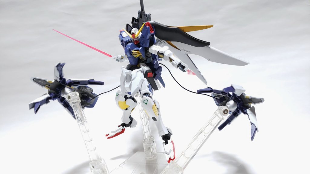 コンポジットクロー
そのまま殴る、展開して敵を拘束すると使い方が多数ある武装。
この機体の根本となる装備

フラッシュエッジ
肩に装備されたビームサーベル兼ブーメラン
そのままサーベルで使うより投げて敵の近くでビームを暴発させ電気系統にダメージを与えるのが主な使用法となる。