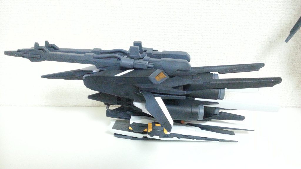 横から。
ディフェンサーユニットを小改造して後方の可動翼を取り除き、両サイドの翼を格納できるようにしました。
機首は緊急時に脱出ポッド兼宇宙空間でのみ小型の戦闘用ポッドとして機能します。