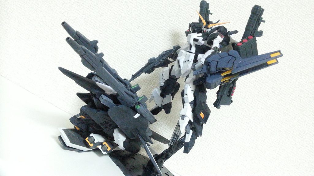 ツーショット。
アームドアーマーVSは可変式で取り外しなしでクロー展開、スマートガンモードへの可変が可能です。