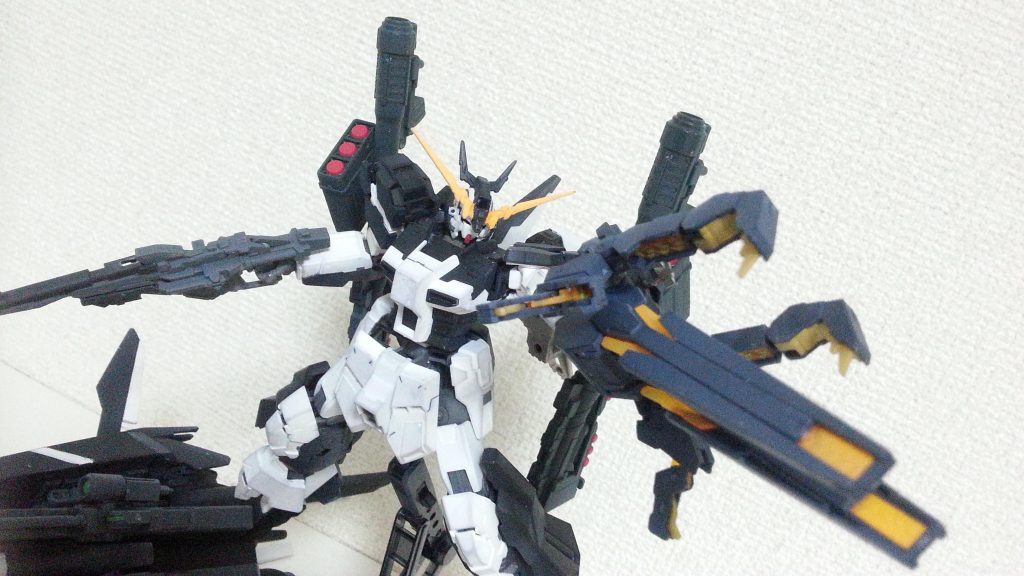 脳内設定ではスマートガンとクローを同時展開することによって、照射したビームを振動により拡散させて広範囲にランダムに稲妻風のビームを放つなんて中二設定を考えてました(笑)