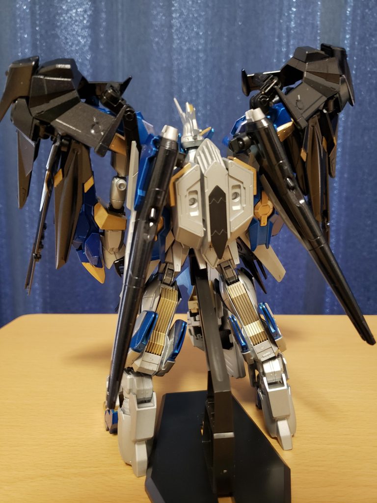 個人的にお気に入りの後ろ姿。背部と脚部のスラスターは展開します。
スラスター萌え(´ω`*)