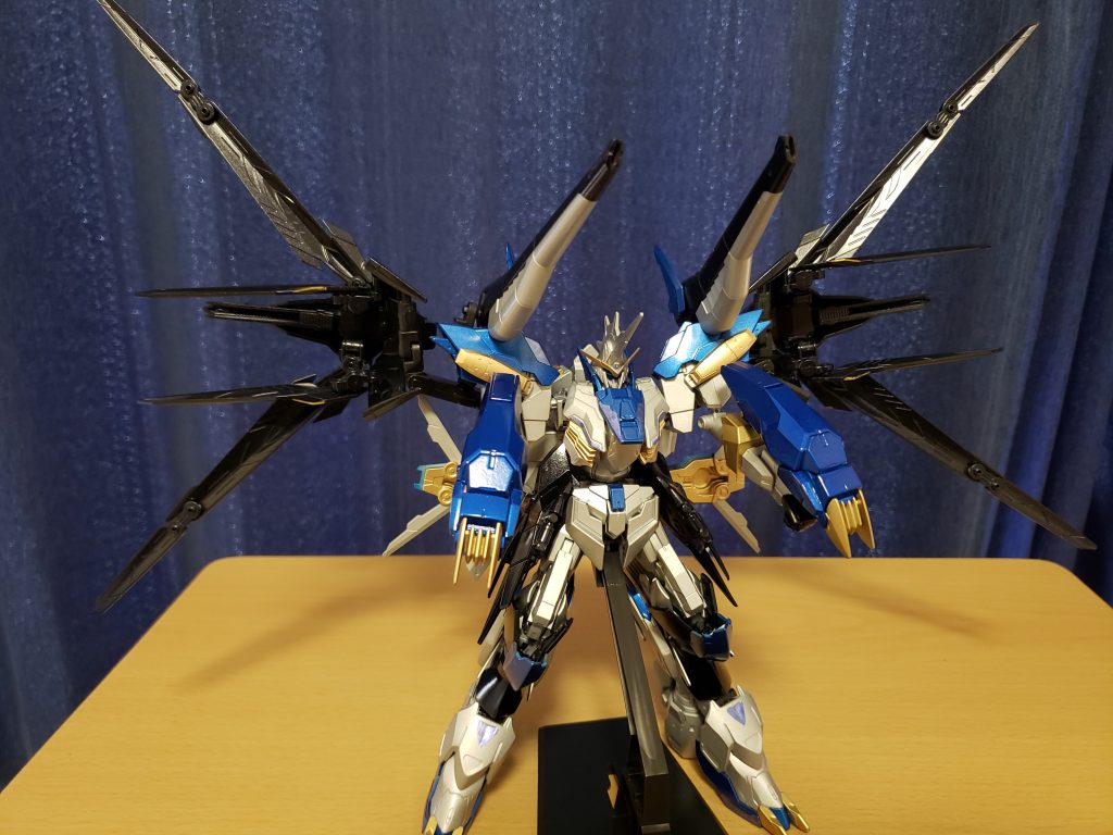 システム「バハムート」起動!
パイロットのバイタリティの変動を感知し、機体のスペックを全解放するがその分かかる負荷は多大なものになる。
ノヴァストライク
両翼から大気中のエネルギー残留を吸収し、2砲の砲身から放つ。