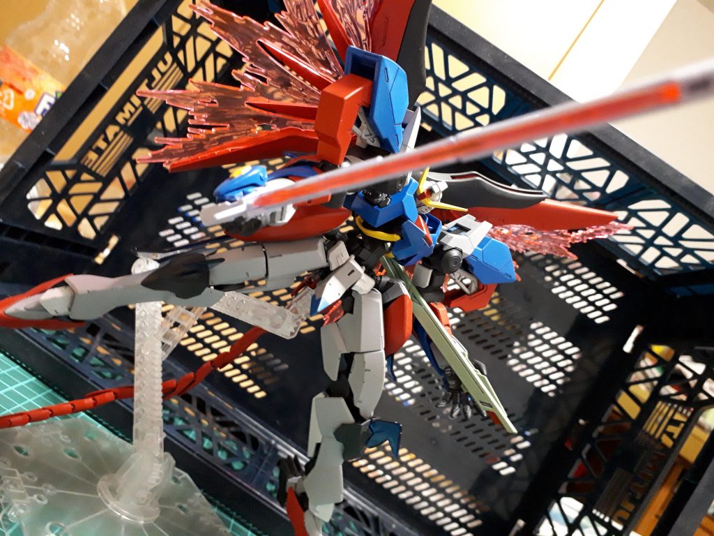 ~アロンダイトビームソード~
デスティニーガンダムに装備されている物と同型。本機は腕部が強化されているため片手で振り回すことが可能であり、性能は同じであっても破壊力は上がっている。
~高エネルギー長射程ビーム砲~
名無し砲。デスティニーガンダムと同型。
取り回しを重視しトリガーが無くなっているため展開すれば即発射できるようになった。が、精密性は落ちている。