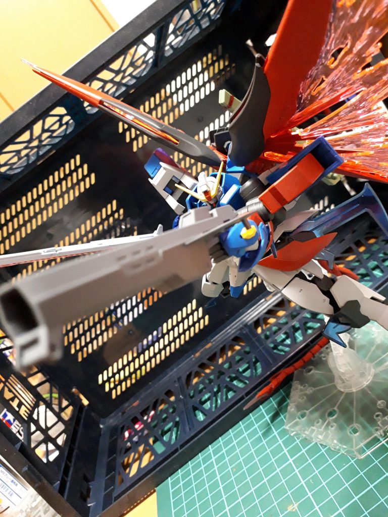 ~強化型高エネルギーライフル~
元のデスティニーガンダムのライフルより大型化しており出力は2倍以上あるが、ビーム消費量や取り回しは元のライフルより劣る。本機の主力武装。