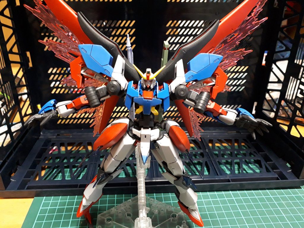 本機はデスティニーガンダムのバックパックを装備しているため光の翼を発生させることは可能であり巨体からは思えないスピードと残像で相手を翻弄する。