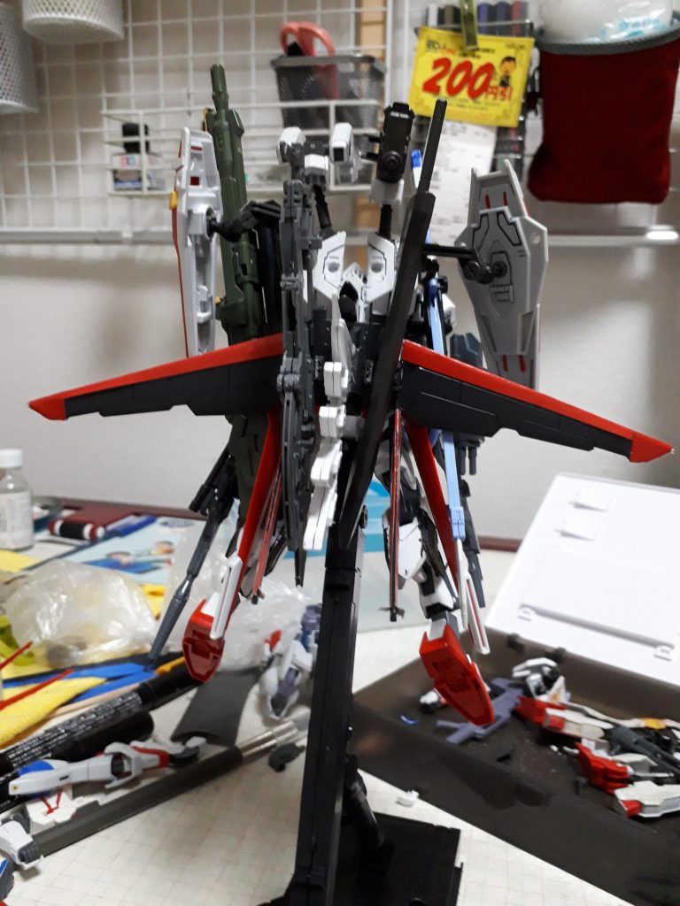 背部のバックパックはルプスの3mmのパーツ×6、フォースシルエットで構成しており、武装のほとんどが他キットから流用されている