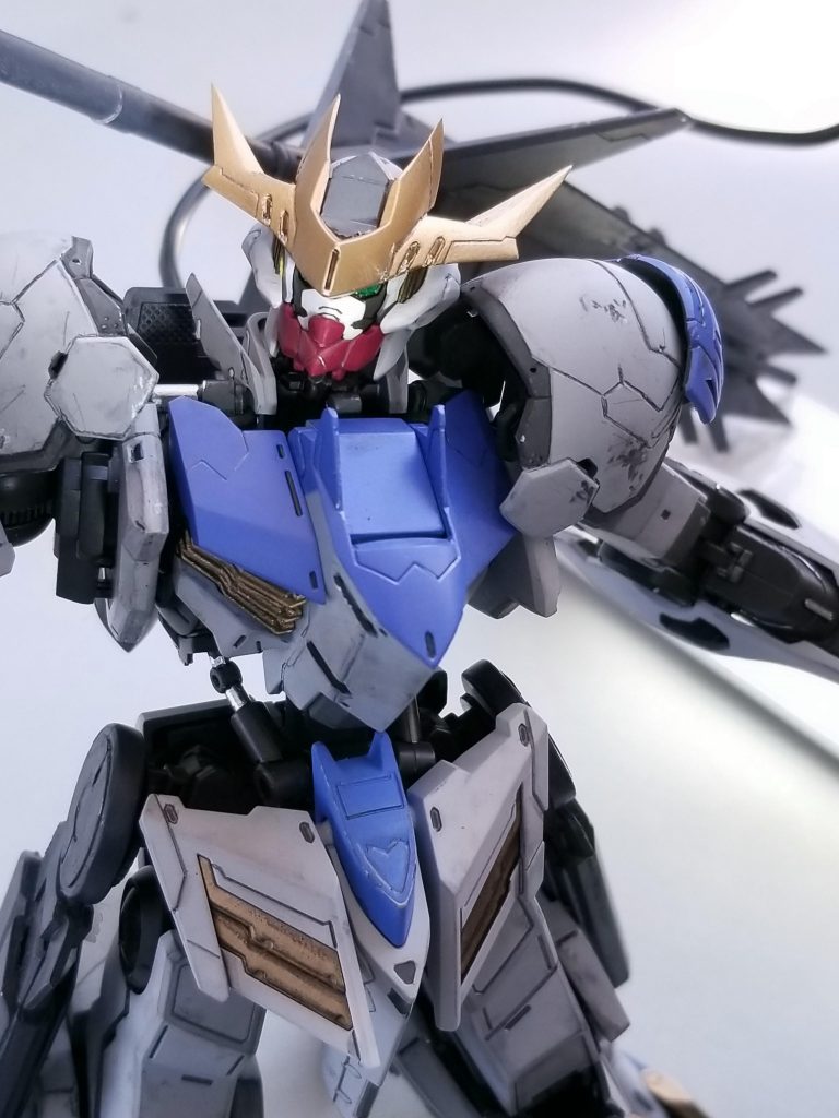 イケメンフェイスですね〜。
顔は角を加工したくらいでしょうか。
肩は筋彫りのアラが目立ちますね。