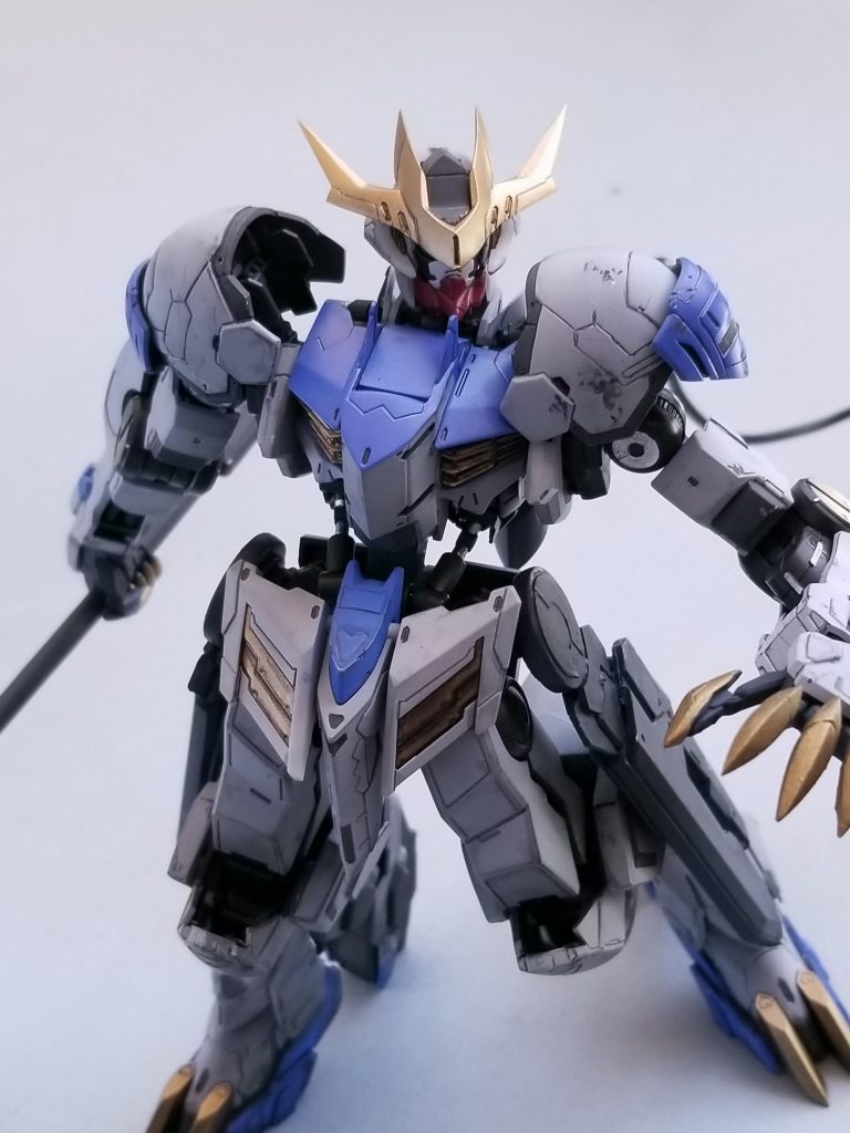 腰のサイドアーマーは思ったイメージで出来ました。膝のブースターもプラ板で倍の厚みに幅増ししています。
膝のフィンは薄いプラ板で新造しましたが、そのままでも良かったかもしれん。