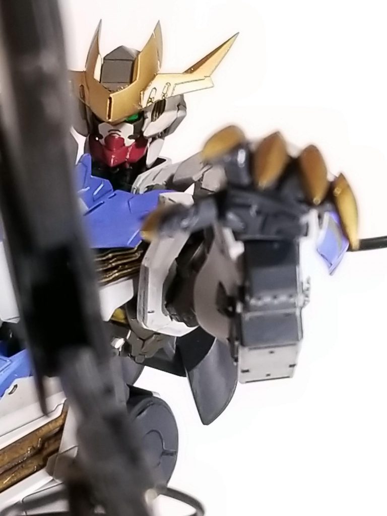 サイドアーマーのクロー。
着脱可能にはしていますが、ケーブルでは支えれません。