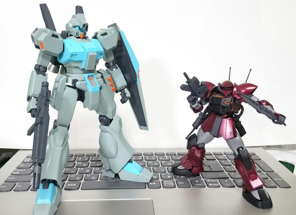 塗装1回目です。当初は差し色にミクヘアシャドウを使いましたが、予想に反してかなり浮いてしまったので結局後日ボディカラーに統一することになります。一緒に映ってるアクトザク君は並行して塗装したやつです。こっちは大成功。