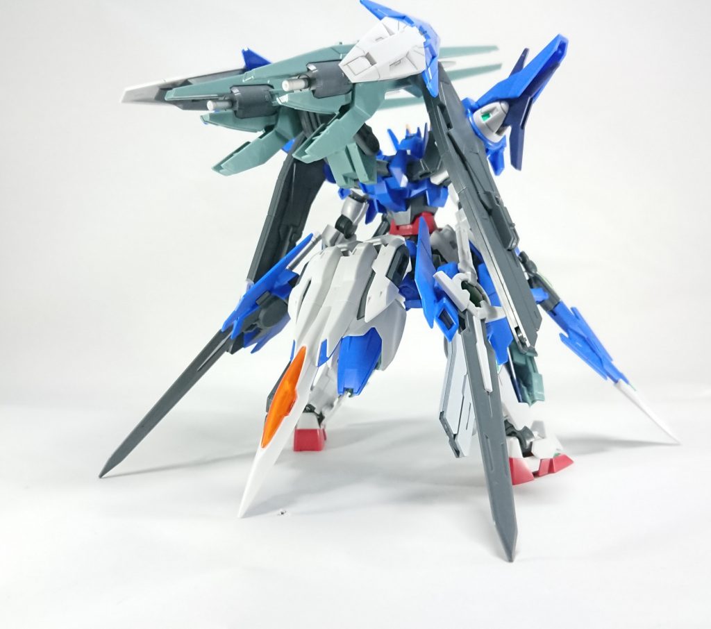 まずはフロント/リアビュー
ランサーミサイルにマウントしていた大型ミサイルポッドは廃止。
機動力向上のためにエースユニットのバインダーを接続しました。
腰部に接続しているオーライザーは計4基のGNドライヴの管制・安定を図るためにあります。
しかしあくまでメイン運用は肩部の2基であり、腰部から伸びている2基はサブユニットとしての役目となっております。
裏を返せばオーライザーを破壊・パージすると大幅な戦力ダウンとなります。