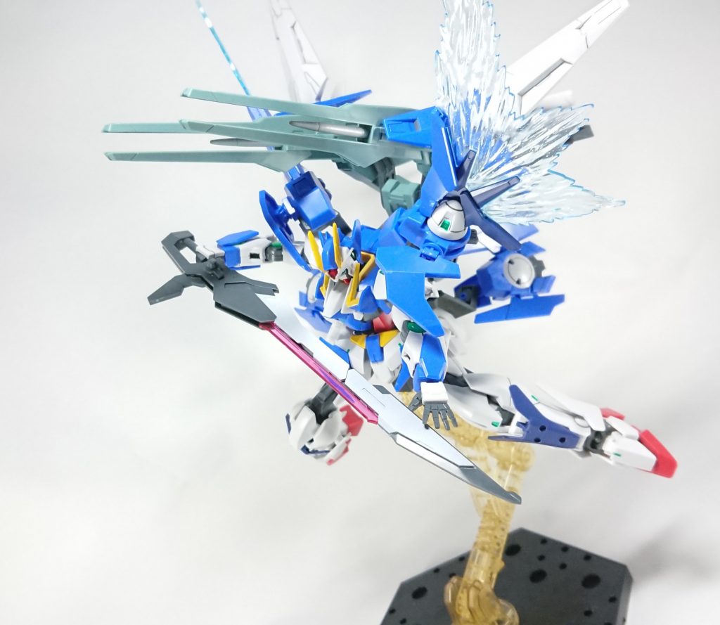 ダブルオースカイのウイングを継承しているのでTRANS-AM発動時に光の翼が展開可能。