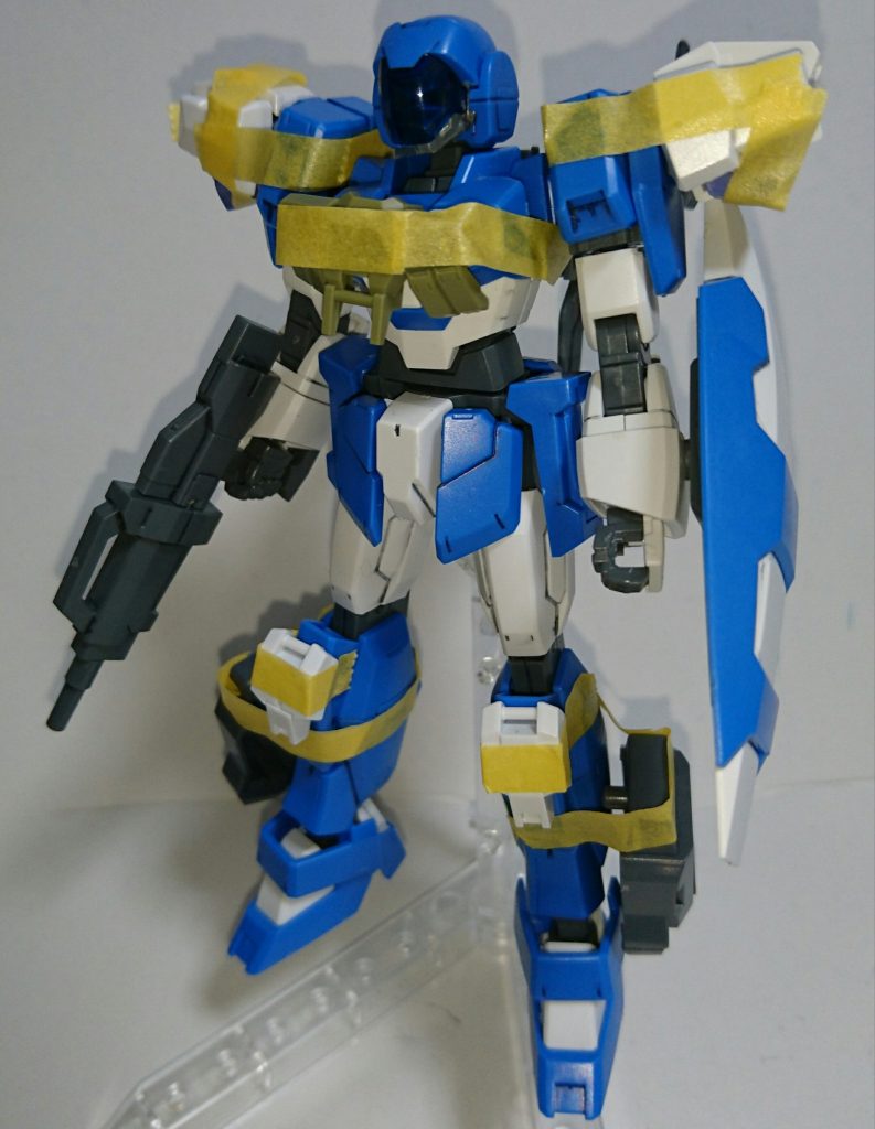 仮組状態。
基本的なパーツは30mmのアルトです。
肩部スラスターはアルトの肩と二の腕を組み合わせ、スラスターモールドを追加して制作。
胸部は格闘アーマーから接続部を成型して使用。
膝と膝宇裏にはアルトの脚部の装甲を追加。
脹脛にはMSGのブースターを3mm穴で接続しています。

アルトのパーツを多用しているのはデザイナー繋がりです。
（個人的な意見として）30mmはAGE系キットと相性が良いです。
特にアルト×連邦系は良い感じ。
案外、ポルタノヴァ×ヴェイガン系とかも相性が良いのかもしれないですね。