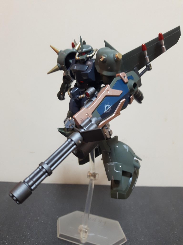 左の肩アーマーはツノ？をカットしてふさいで右の肩アーマーはマラサイのに、脚もマラサイ。