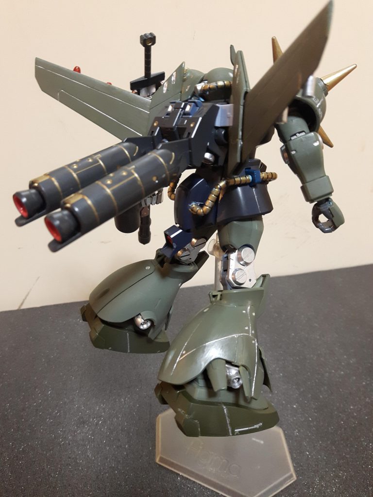 背面に翼とブースターを追加して腰のパイプはバックパックにつけれなくなったのでお尻にブースター追加しつて接続。