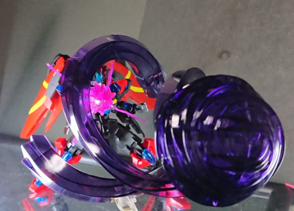 「拳！！！」

触れたもの全てを粉砕し得る、天地の気が込められた拳は、ダンボール戦機のアタックファンクションを使用しました。