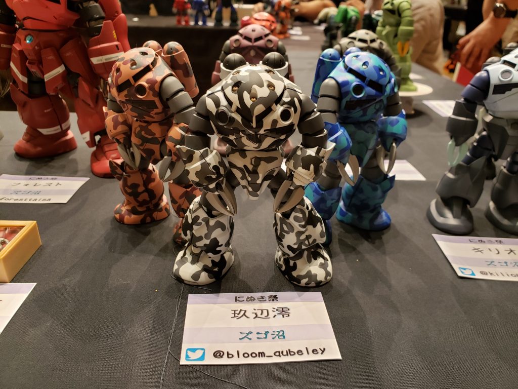 最後の写真は「にぬき祭」ズゴ沼での展示の様子です。
過去作の青迷彩とピンク迷彩はズゴ沼主催者さまに嫁入りしておりますのでこの場を借りて3色3体での初合せが出来ました。
かわいい。