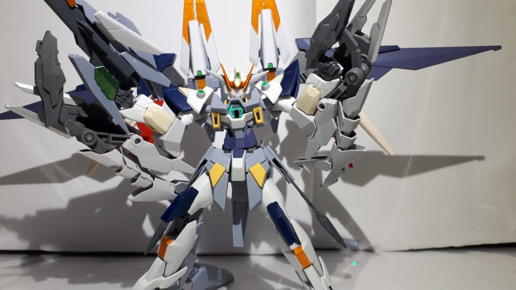 AGE2マグナムセイバーとリバーシブルのパーツを組み合わせただけでかなりゴテゴテした(主に腕が)見た目になりましたね。後ろのファンネルにウイングの翼を付けたせいで余計に凄いことになってますが(;'∀')