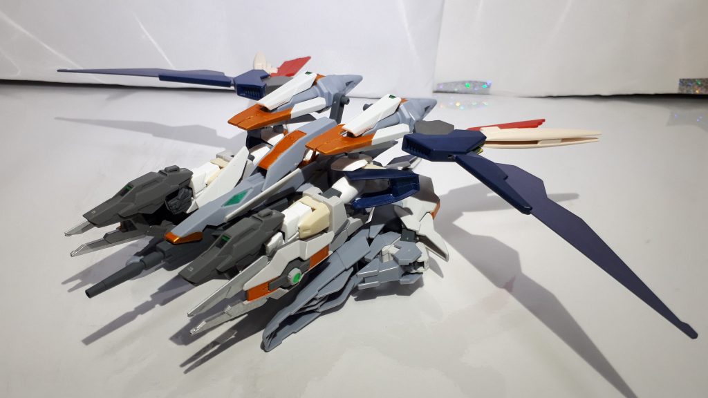 第一変形態「タンクモード」
陸上を高速で進む戦車形態。GN粒子により地面から少しだけ浮いており、重量も軽くなっている。両翼でバランスを取りつつGN粒子をまとった高速突進で切断効果もある。