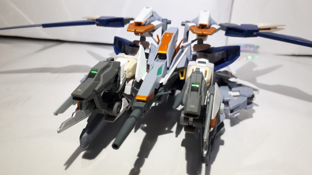 全ての武装が正面に向いたことで、合計五門の一斉砲撃が出来る。GNフィールドを展開しての高速移動も相まって、通った後には機体の残骸で溢れる。