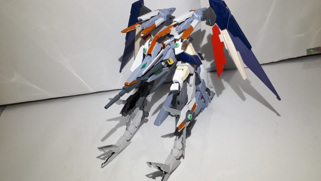 第二変形態「シザースキャノン」
腕や足を展開させて起動力を上げたキャノン形態。両腕に武装されたGNバトルシールド/GNドラゴンクローにより、接近してきた機体との格闘戦もこなす。ウイングは正面に向けることで砲撃の衝撃を和らげる役割を持つ。