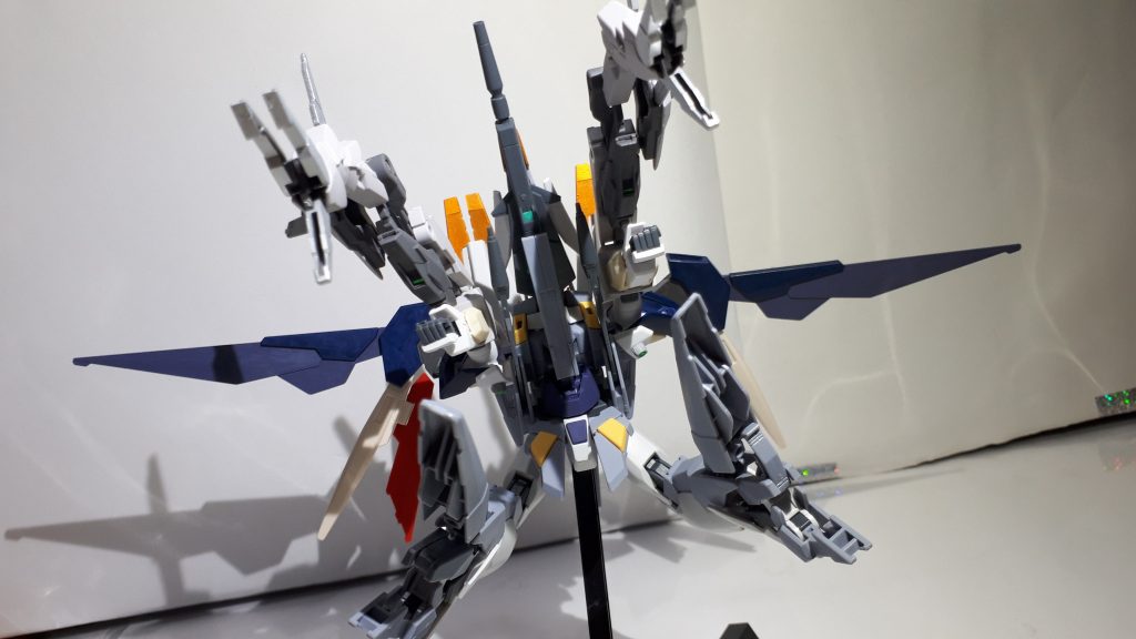 第三変形態「ドラゴインサイザー」
両脚、両脚が変形した超攻撃形態。ドラゴンを思わせつつ怪物の様な外見をした奇抜な形態。合計四つのクローで挟み込み、そのまま切断・圧壊、射撃により敵をバラバラに破壊する。