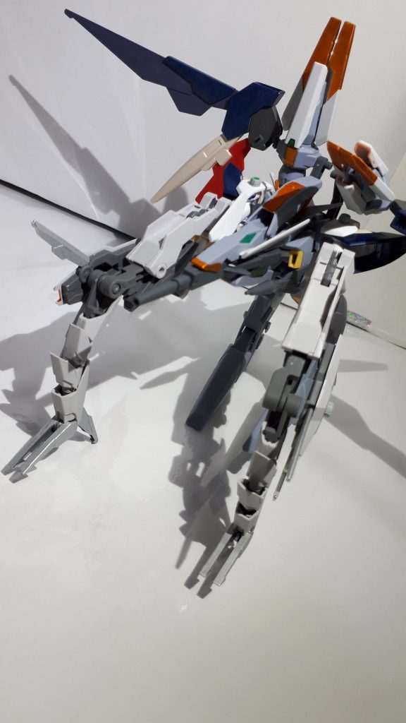 第五変形態「ストレンジアームズ」
四脚による歩行形態。他の形態に比べスピードも攻撃力も劣る。戦闘中に茂みや物陰に隠れたことで偶然発見された形態。具体的な能力は未知数