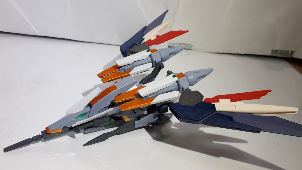 余ったAGE2マグナムセイバーのパーツに、これまたリバーシブルガンダムの残ったパーツを取り付けたものですが、淡い水色系と白い系の相性が良かったです。しかし、フェニーチェリナーシタの羽根を取り付けるのと、全体的に色を合わせるためにガンダムマーカーで別の色を足しています。