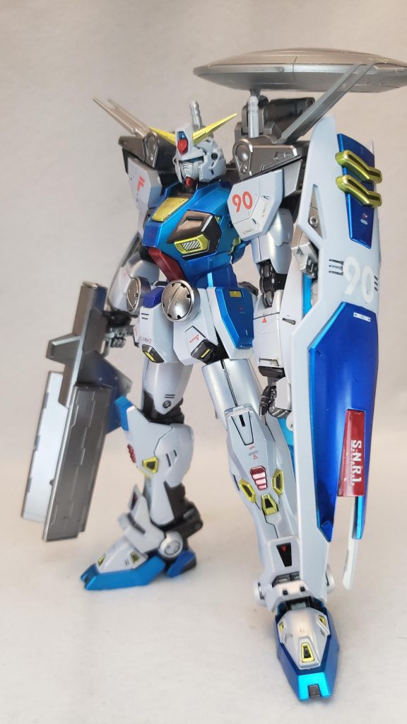 Type E

電子戦仕様(Electric[31])。友軍の主力部隊に先行し敵軍の情報収集を行うタイプで[35]、背部にレドーム、両肩と腰部背面に電子戦用装備をマウント[36]。電子妨害用のジャミング・ライフルを携行する