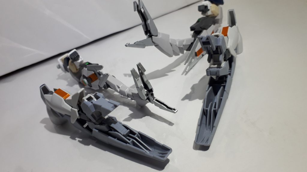 両腕両脚は細かい改造はしていませんが、腕のGNシールドにはモノアイを接着してGNコンデンサーを再現しています。