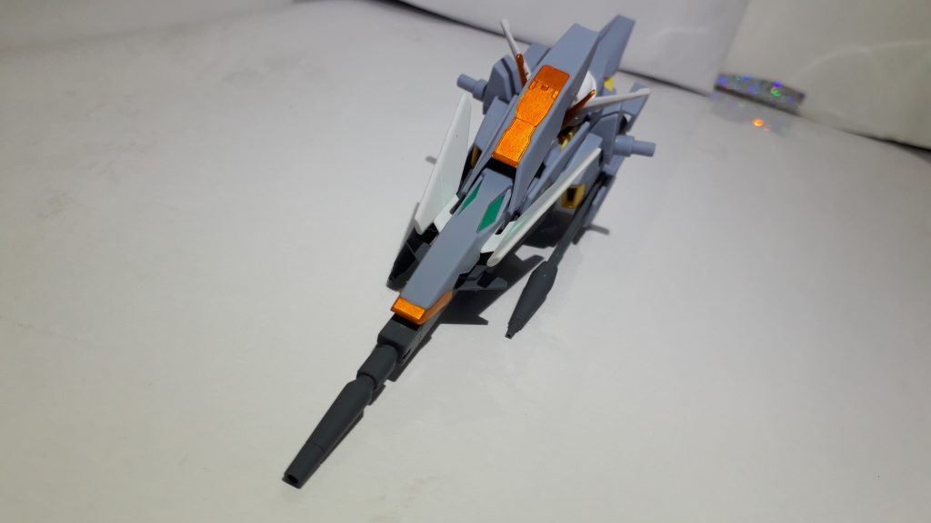 AGE2マグナムセイバーのビームライフルの部分が目に見えますね。リバーシブルガンダムの頭は無改造で取り付けれました。相性が良いかもしれませんね。