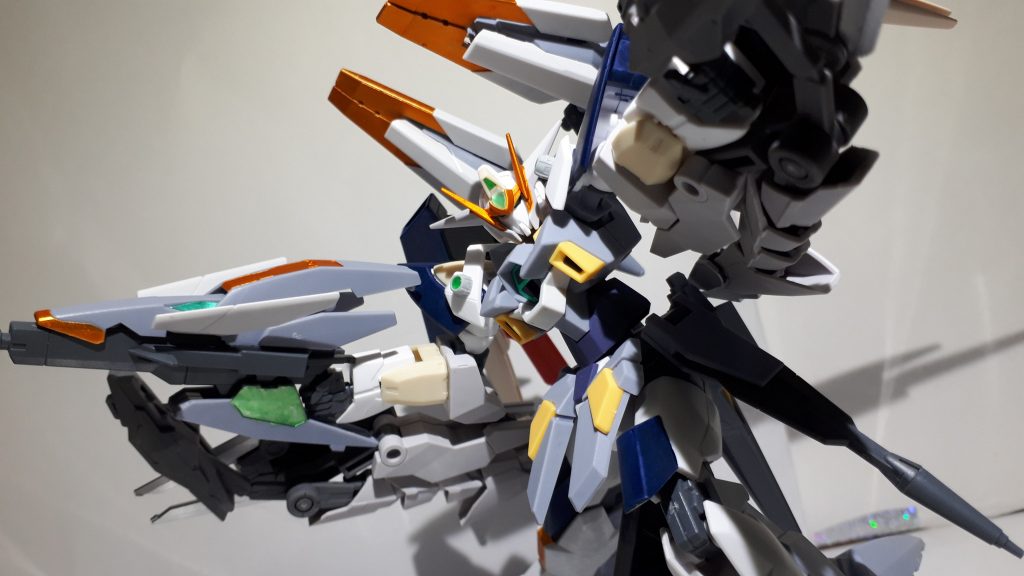 ガンダムマーカーを塗った上から仕上げにサフを吹いてフィニッシュ。もう全体的にゴツイです(笑)