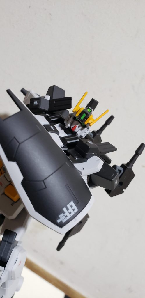 シールドから改良型ビームサーベルを抜刀