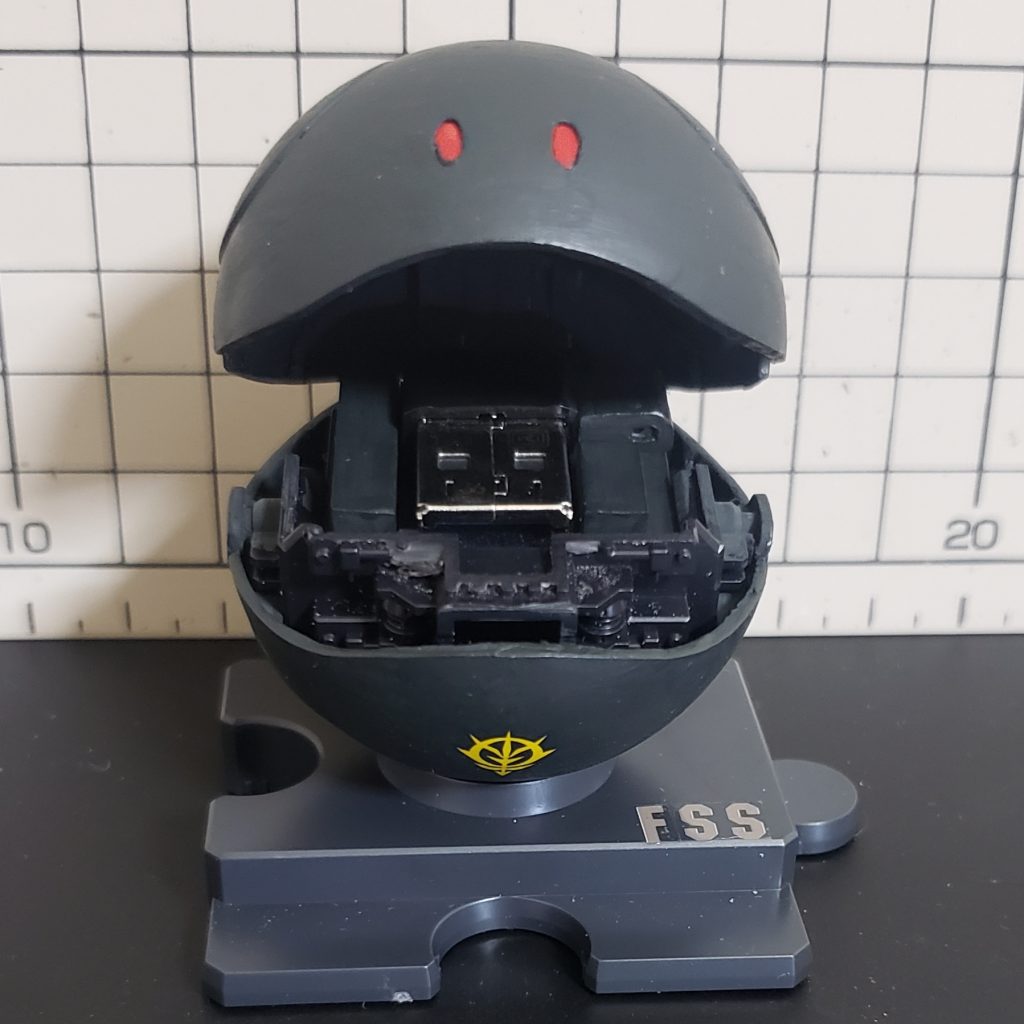 口を切開してUSBメモリーを仕込みました。