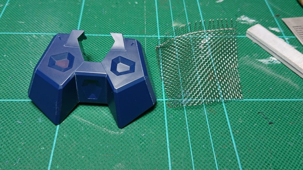 リアアーマーは、謎の凹が…。
残暑キビシイので、くり貫いてちょっと網戸を張ってみましょうか(笑)。