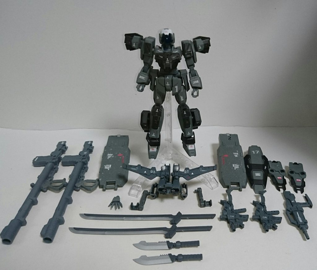 ## ・装備品
量産機ということで様々な仕様を考えて装備はかなり多め。
・ドッズライフル
・突撃砲
・ハイパーバズーカ
・シールド
・肩部大型追加装甲
・ガントレットシールド
・ファイティングバヨネット
・長刀
・追加ブースターユニット

今回だけでは全ての装備パターンを掲載できませんので、他の装備は近日予定の２号機に合わせて掲載します。