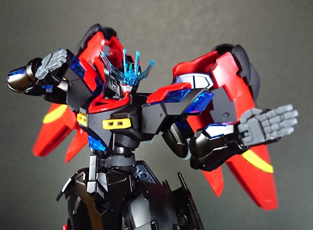 後期OPでお馴染みの構え。
アンテナが大きいため見えにくいですが、カメラアイは、ウイングガンダムフェニーチェのシールを使い、オッドアイとしました。