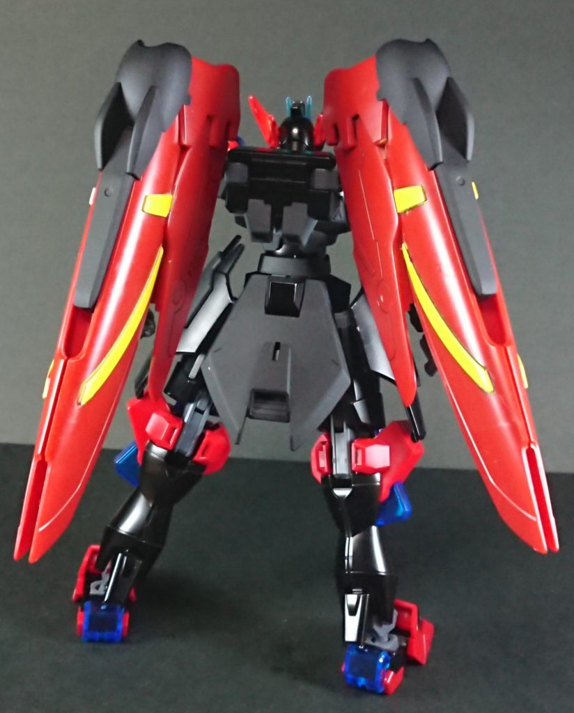 バックショット。
ウイング部はマスターガンダムをそのまま使用。
基部はウィングガンダムです。

以下はポーズ集。
バーニング系でのミキシングなので、稼働範囲は大きめです。