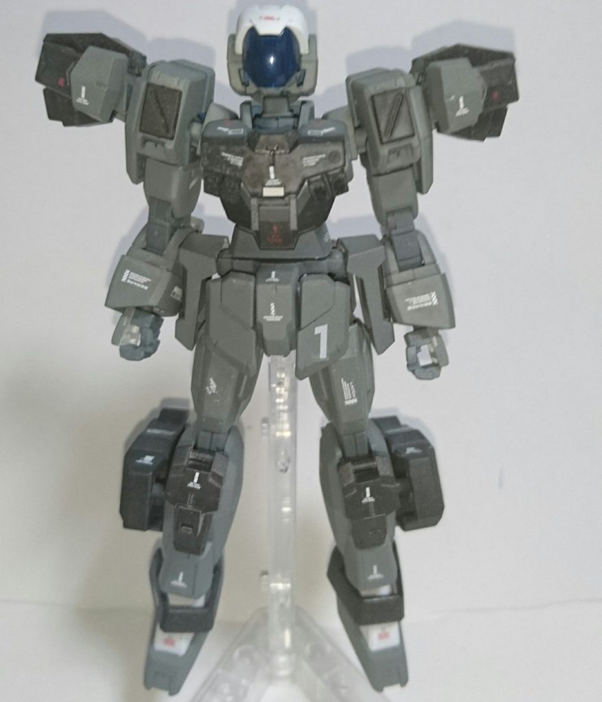 ## ・正面
肩部と脹脛部に名前の由来となる可動式のアクティブスラスターが取り付けられています。
カラーリングはアデルよりも落ち着いたグレー系。