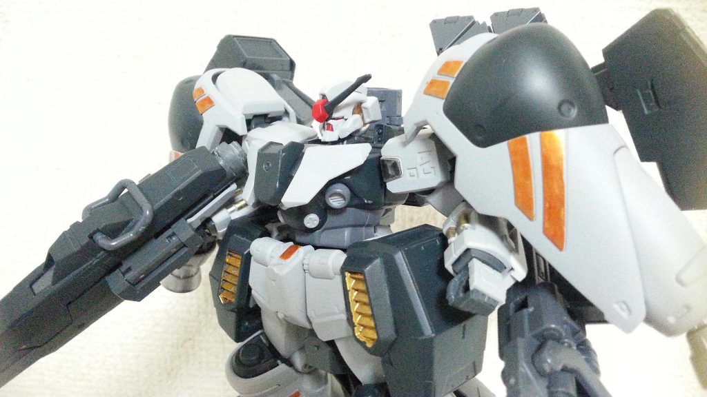 アップ。
サイサリスに手持ち武器を持たせるならやっぱりビームバズーカ系の物がしっくりきますね~
主だった改造は頭部、バズーカを直結させるための接続部分、サイドアーマー、背部GNドライブを搭載するバックパック部分、脚部に肩部のバーニアの移植です。
コックピット周りの追加装甲もただピンバイスで穴をあけて挿し込んだだけの簡易改造です