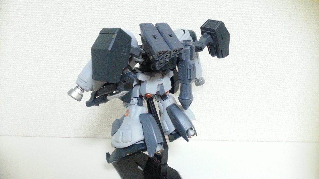 背部。
お尻にもヴァーチェのスラスターを移植。
MSGのマルチミサイルとパイルバンカーも装備して重装備感がいい感じ。