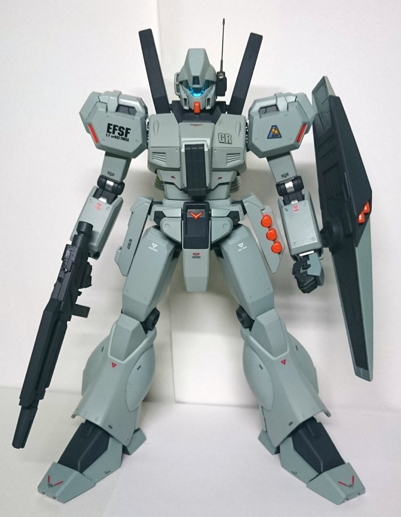 メインカラーはガイアカラーのライトガルグレー90%にクリアブルー10%を混ぜて作りました。ブラック部分はメカサフのスーパーへヴィ、オレンジ部は蛍光オレンジを使用し、多少のアレンジを加えました。
  コックピットハッチはHGジェガンのサイドアーマーに変更しました。なんで変更したかと言いますと
           無 く し ま し た