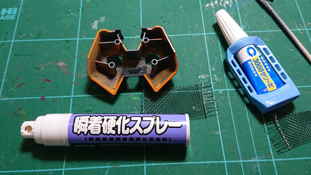 ゼリー状瞬着で仮止めして、硬化スプレーで固定します。ゼリー状は硬化スプレーを強めに吹かないと、硬化しませんな。