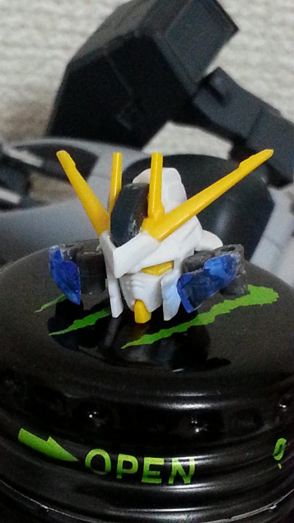 オープンすると横に広がって可動の妨げになるのと、関節部分がどうしても大きくなるから没に…