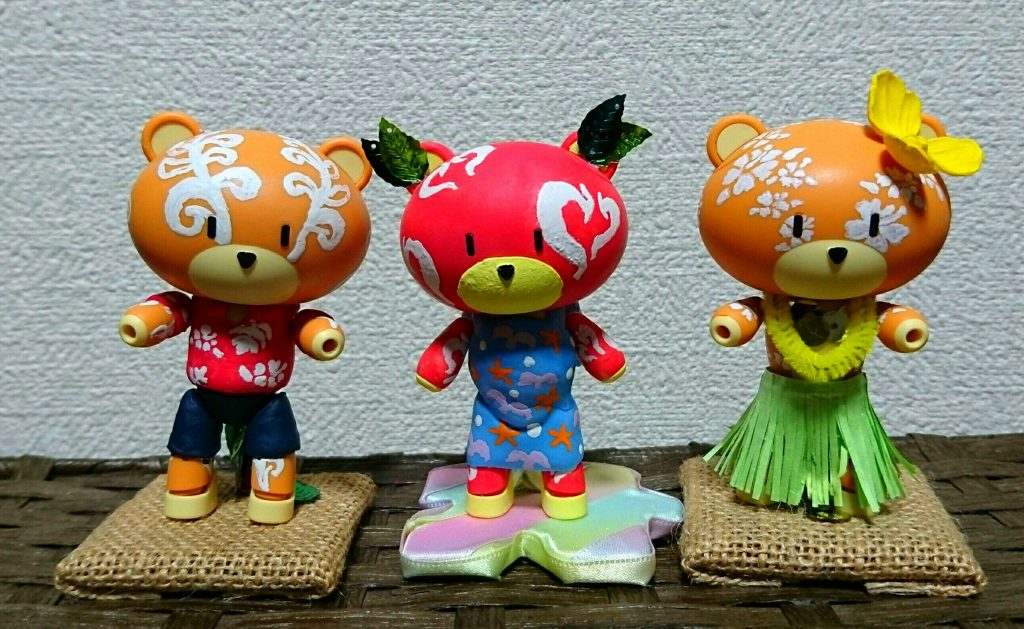 2作目と一緒にスリーショット。
よく、アロハシャツのプチッガイ=夫では?とお声掛けいただくので、いつか展示会か何かの機会に夫と娘を本人たちとプチッガイで並べられたら面白いかもなぁと思っています(笑)