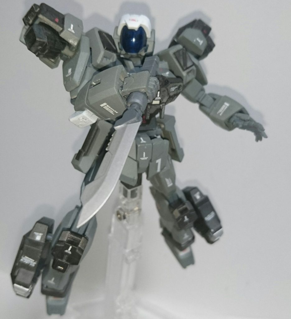 ## ファイティングバヨネット
膝部装甲に収納されているGストライカーと共通の実体ナイフ。
この色だとビームサーベルよりナイフの方が似合う感じです。