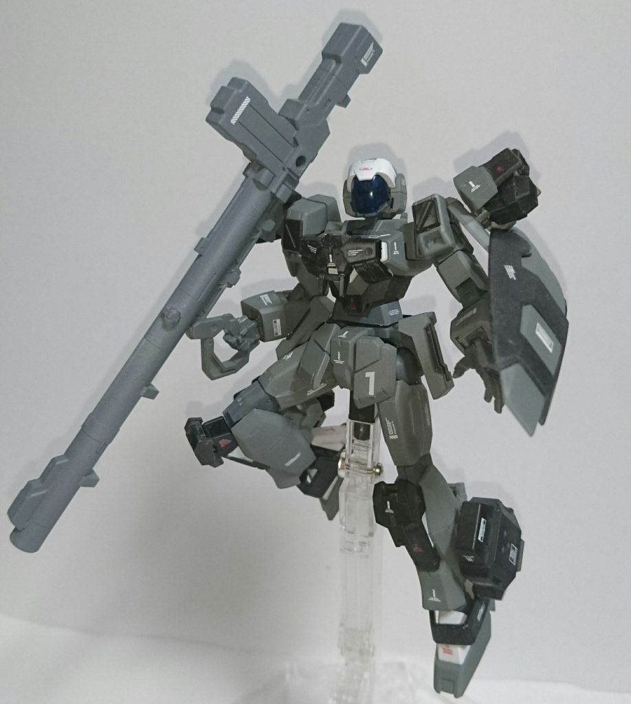 ## ハイパーバズーカ
高い威力を誇る実弾火器。AGE世界ではドッズライフルがあるため、こういった実弾バズーカが少ない印象がします。
本体を渋めのカラーリングにしたのでこういう武器が似合います。