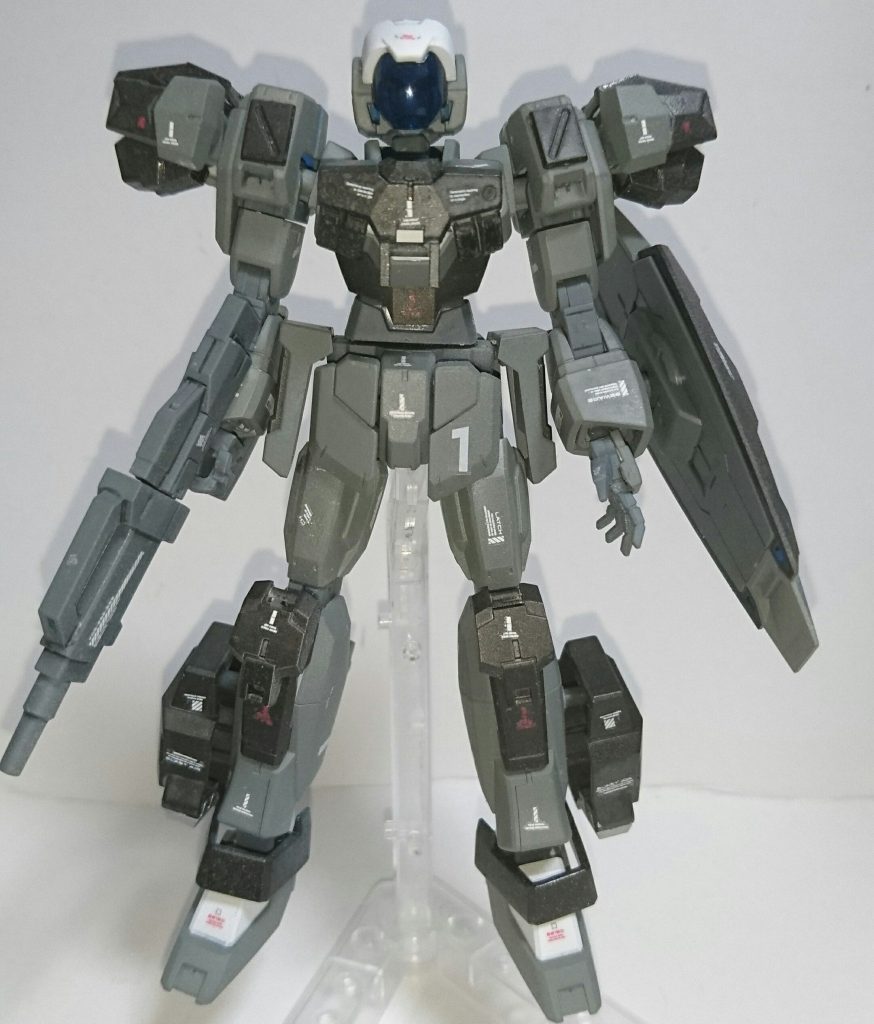 ## ・配色
最後に配色ですが
全体に1500番のサフを拭いた後、本体グレー部分はクレオスの軍艦色。
黒部分はクレオスのメタルブラック。
白部分はクレオスの艶消しホワイト。
顔部分、バズーカ等はクレオスのMSグレージオン系。
アルト付属のデカールとサテライトデカールの白と赤を張った後、艶消しトップコートを拭いています。
連邦系の量産機は派手なカラーリングが多いため、今回はあえて渋めのカラーリングにしてみました。
元が軍艦色なので兵器感がある色で個人的には気に入っています。
アクティブでこの色なのは元ネタ的に違和感がありますが・・。

近日、同型の２号機制作する予定なので他の装備パターンはそれに合わせて掲載します。
最後まで閲覧ありがとうございました。