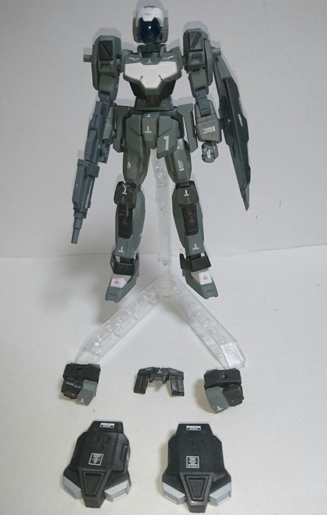 アクティブスラスターは３ｍｍ軸で接続しています。
スラスターと胸部追加装甲を外すと通常アデルに近い形状になります。