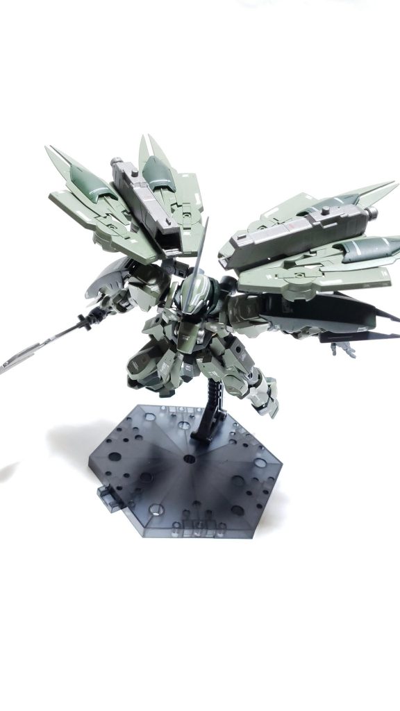 アルヒァグレイズ・シュネール装備

グレイズのブースターを3基にシュヴァルベグレイズのスラスターを2基搭載した「シュネール」を2基搭載した高機動型
シュヴァルベグレイズより更に操作性に難があるが、機動力ははるかに既存のものを上回る。